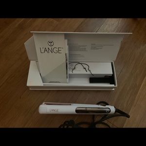 Lange rose gold hair straightener.